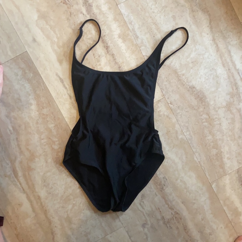 One piece - Picture 2 of 5